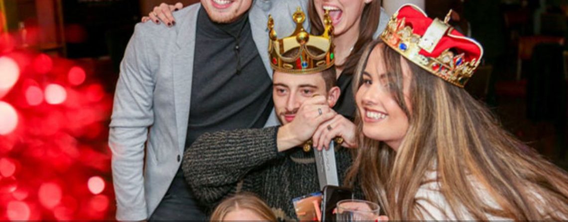 Why-Wedding-Photo-Booths-Are-Still-So-Popular
